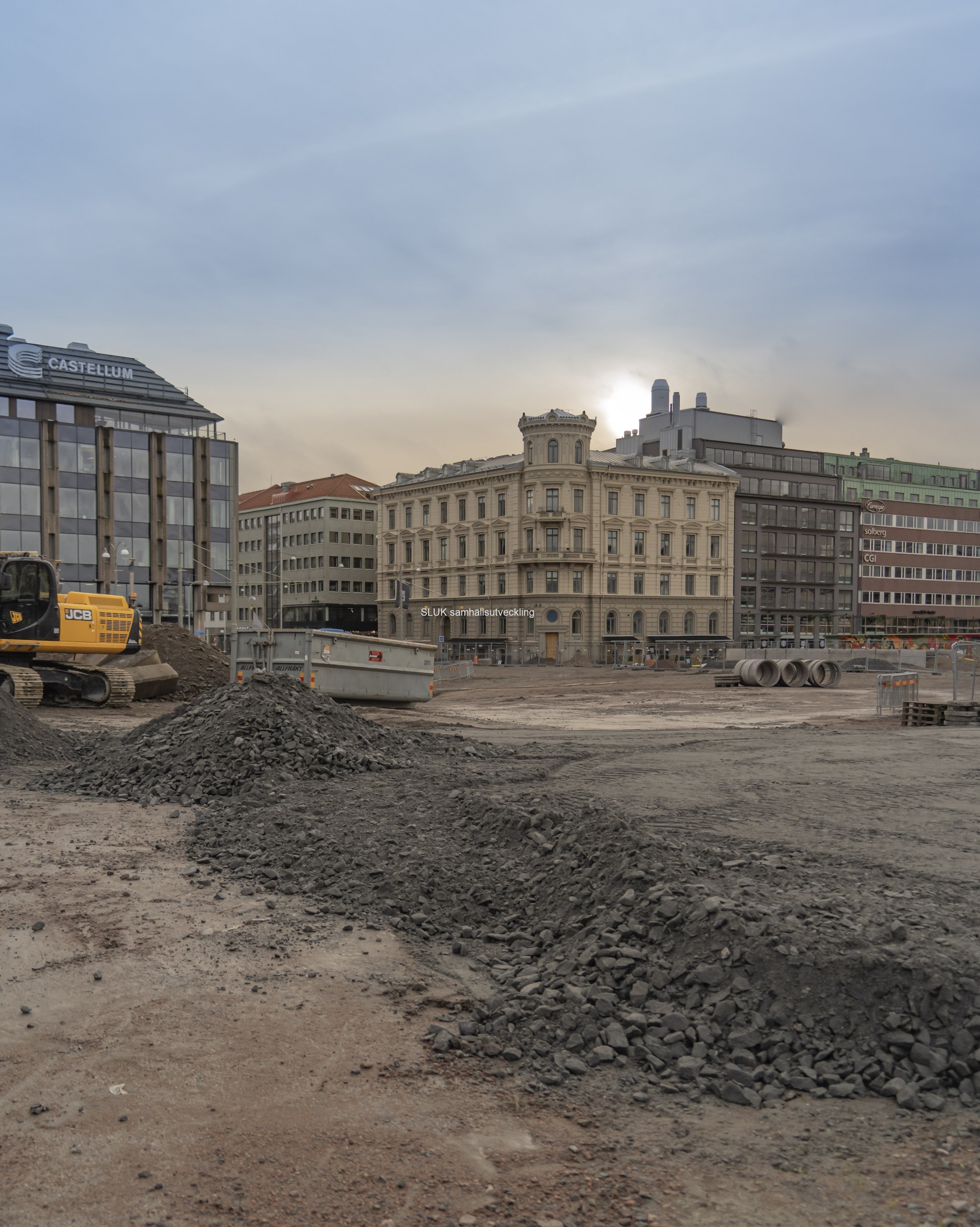 Novembersolen lyser fram bakom husfasaden. Det var inte länge sedan som det var full aktivitet i det här området. N kommer Göteborgs stad att ta över.