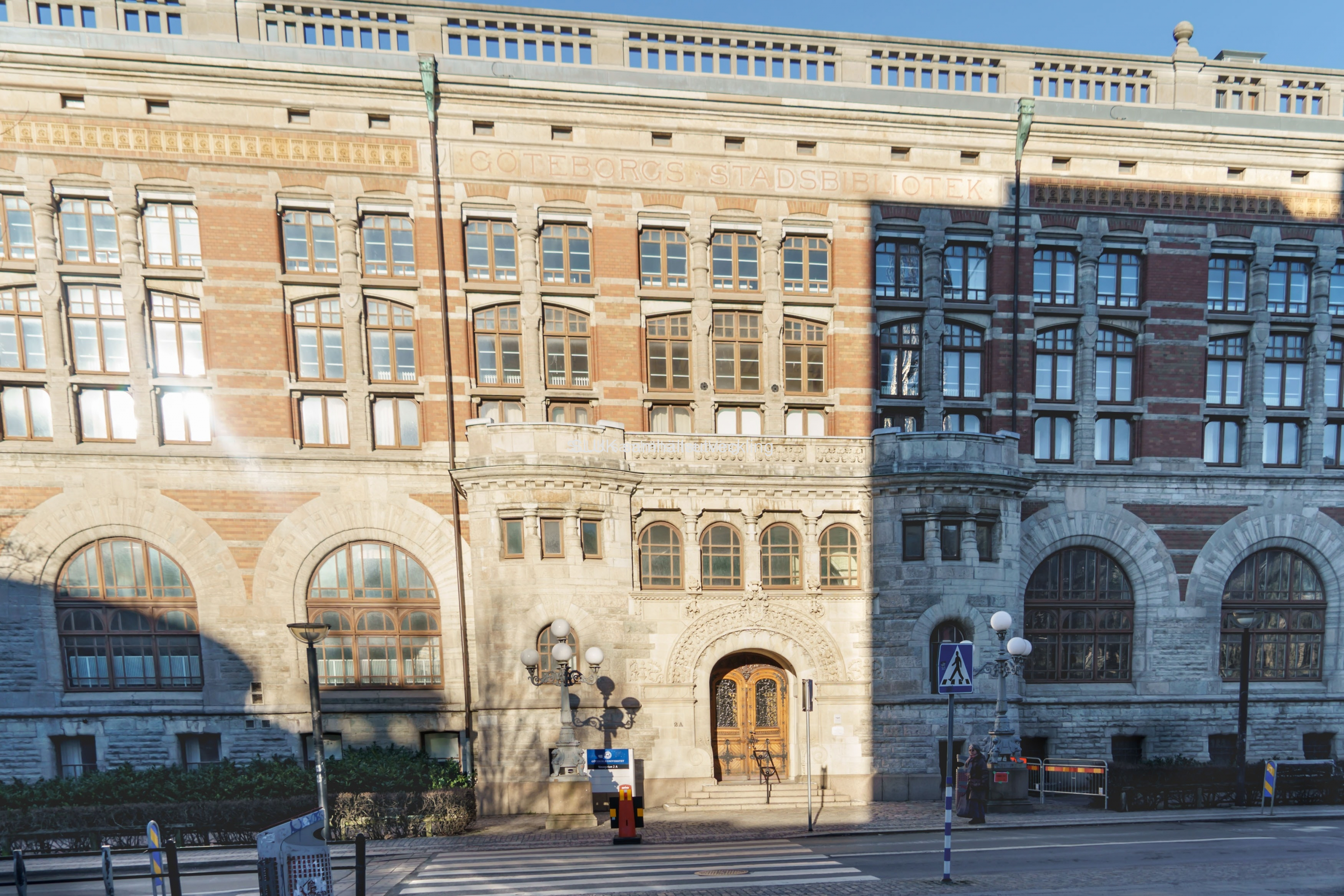Universitetsbiblioteket för samhällsfrågor är utrymt sedan när Västlänken Haga började att byggas.  Nu vet inte universitetet när de kommer att få flytta tillbaks, med anledning av förseningarna med västlänken Haga.  Handelshögskolans skugga faller på byggnaden.