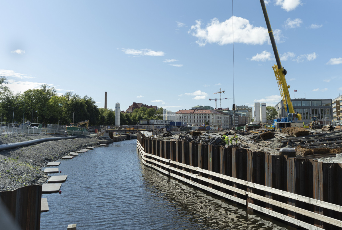 Kanalens västra sidan har täckts.