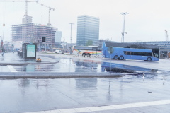 In- och utfarten till bussterminalen är stängd och bussarna kör in på kortsidan mot Gullbergsvass. I bakgrunden syns Regionens hus och byggnationen av en kontorsfastighet, jämte Hisingsbron som byggs.