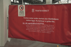 Inne på terminalen  är utgångarna längs bort avstängda och denna delen av fastigheten rivs bort, för att gräva stationen.