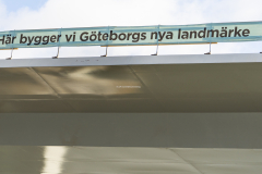 Hisingsbron blev påseglad av en segelbåt, innan den ens var klar! Segelbåtens mast träffade klaffen och det blev en reva i färgen som nu måste målas om.  Ägarna till segelbåten kommer troligen att få ersätta skadan.