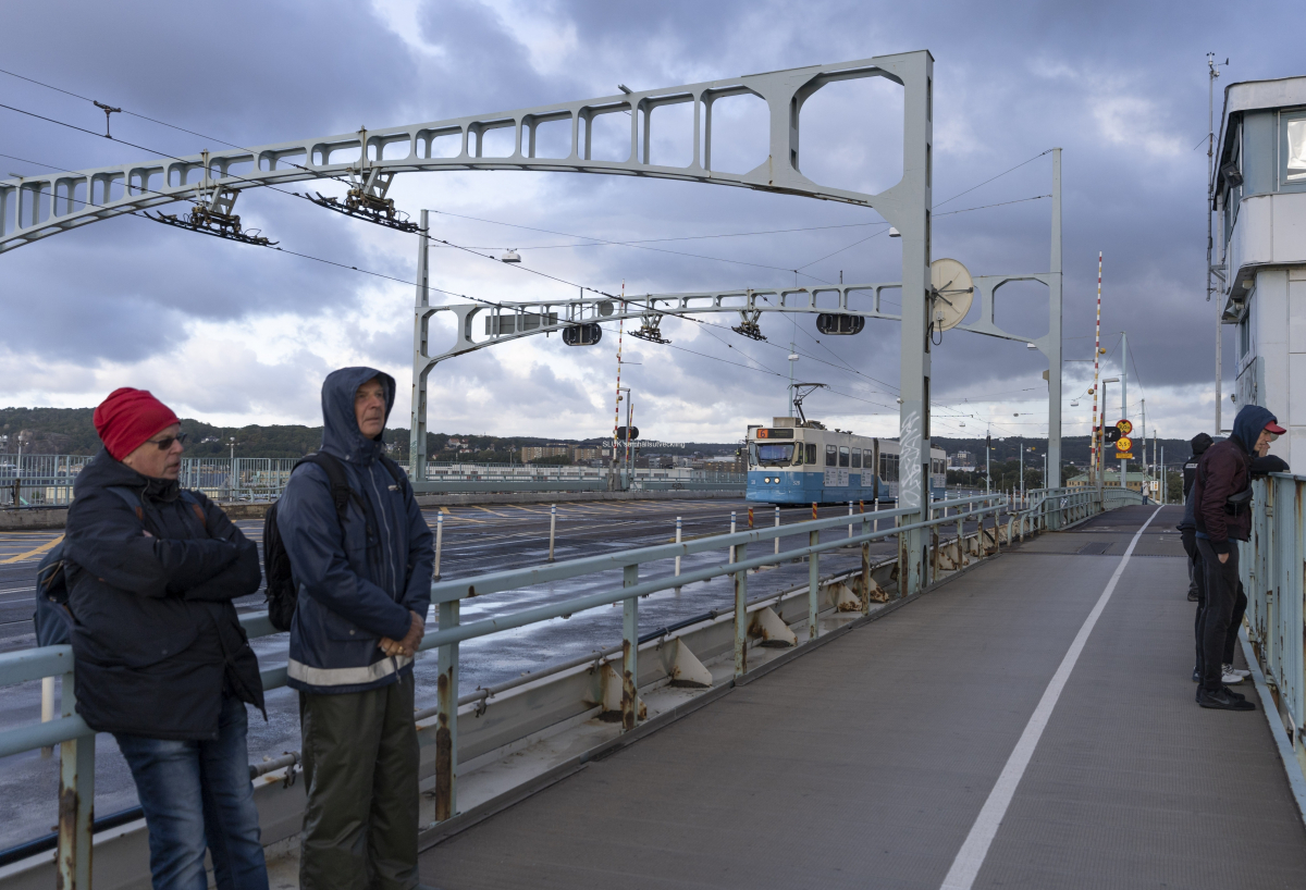 Spårvagnen saktar in när den passerar. Vi är några intresserade åskådare.