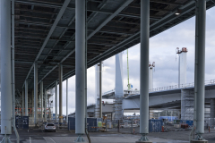 Kl. 7 började man att höja upp lyftspannet. Den här bilden är tagen kl. 7:30, underifrån Götaälvbron.
