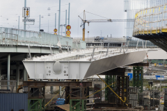 Den här delen av Hisingsbron kan man inte nog montera innan Götaälvbron har rivits.