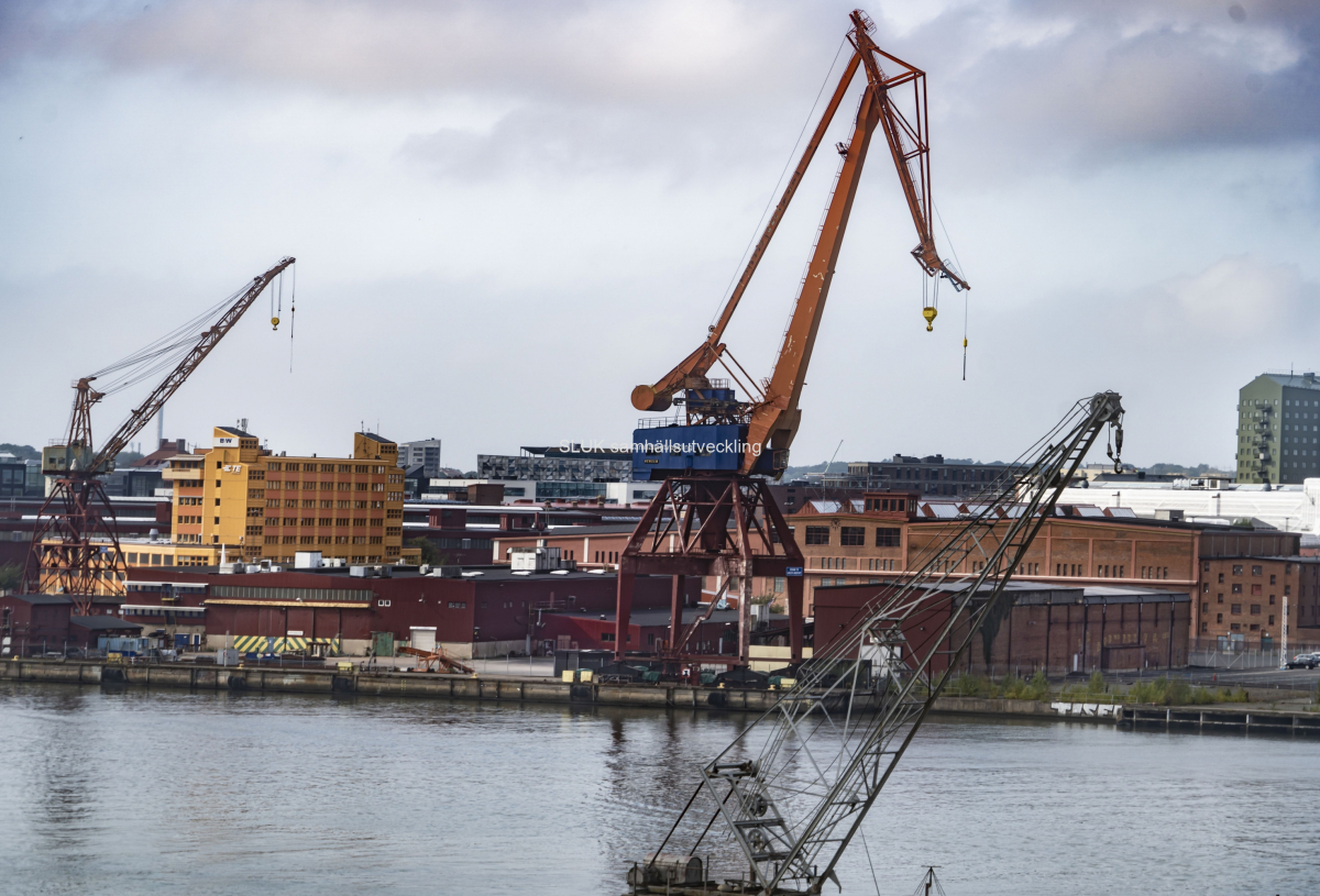En vy mot Lindholmen och mot lyftkranar.