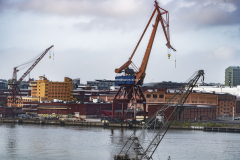 En vy mot Lindholmen och mot lyftkranar.