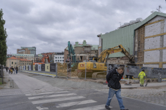 På Järntorget i kvarteret Röda Bryggan  pågår fortfarande rivning av fastigheten .