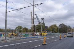 Spåren ligger här permanent och blir här även när Haga station är klar. På vänster sida om kyrkan pågår arbetena.
