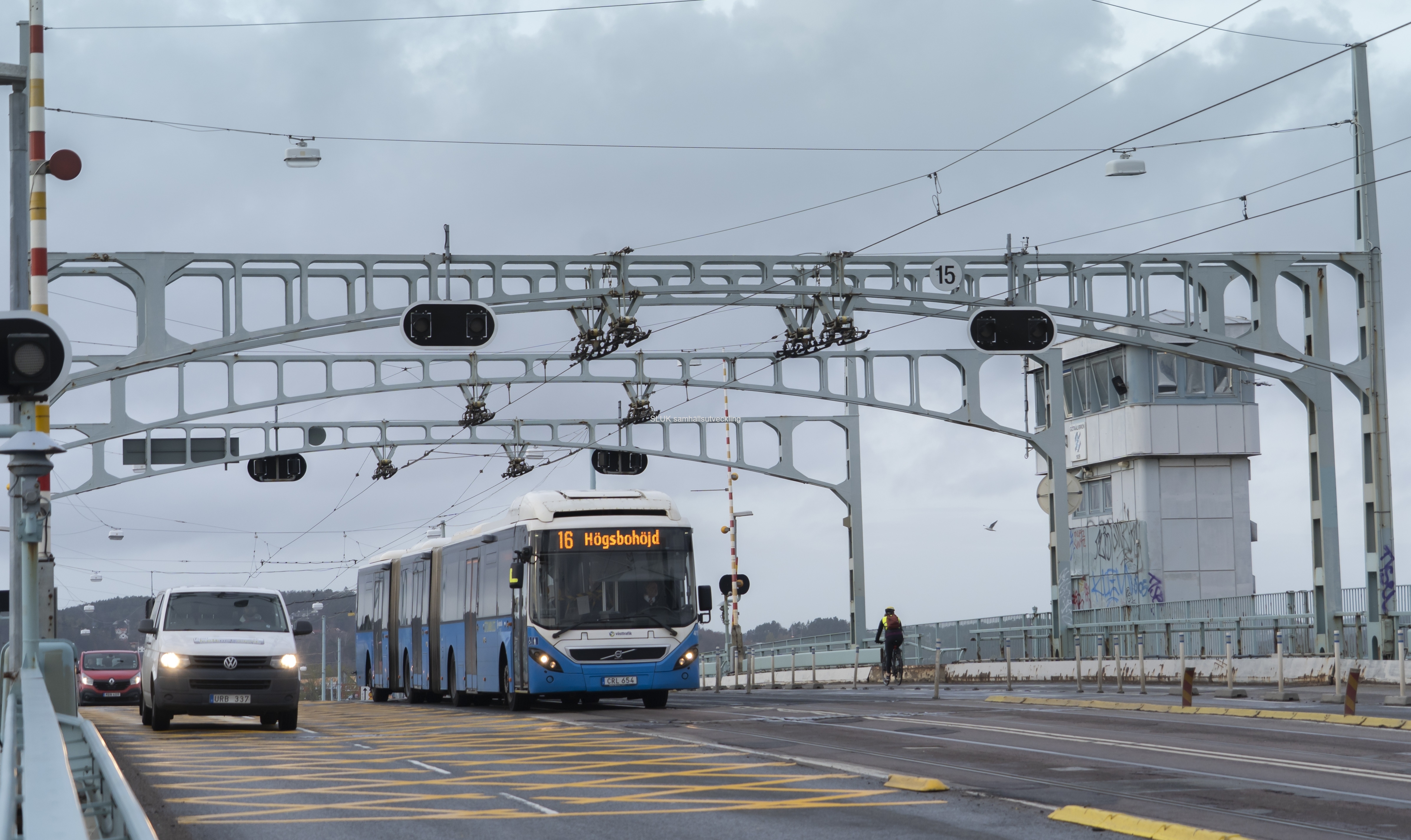 Trafik på Götaälvbron. Buss linje 16 mot Högsbohöjd passerar.