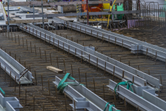 Mellan räckena på Götaälvbron kunde jag se en del som antagligen blir fält för spårvägen.