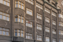 Fasaden på Skeppsbron 4. Den är tidigare känd som Kinesiska Muren. Upprustning av fastigheten pågår.