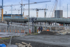 Trafiken kör på Götaälvbron. Nedanför bron syns Hisingsbrons avfart där man spårvagnarna kommer att köra.