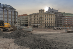 Novembersolen lyser fram bakom husfasaden. Det var inte länge sedan som det var full aktivitet i det här området. N kommer Göteborgs stad att ta över.