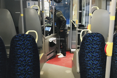 Den 13 december var dagen då elbussarna började köra. Här syns interiören på bussen. Chauffören har ett skydd mot resenärer. Den ska förmodligen ge skydd mot våld och virus.
