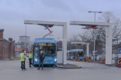 Här laddaren en buss som ska till Mölndal från Heden. Den ska avgå om 1 minut.