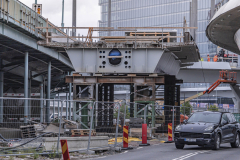 Här ligger lyftspannet mellan Götaälvbron och Hisingsbron. Lyftspannet är den sista biten som knyter samman Hisingsbron.