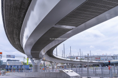 Bilden är ett perspektiv på Hisingsbron underifrån, mot Nils Ericsonplatsen . Längs ner höger, ser man att Hisingsbron avbryts av Götaälvbron.
