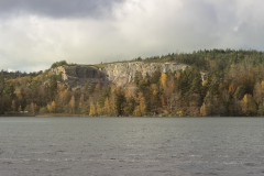Från Långenäs, kan man se stenbrottet i Mölnlycke på andra sidan Landvettersjön. Kan det vara nedanför stenbrottet som trästaden Wendelsstrand byggs?