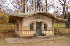 I Långenäs, utmed järnvägen från Mölnlycke mot Borås, finns fortfarande denna vackra vänthall. Den är inte längre i bruk, men används för fritidsaktiviteter av de närboende. Jag kikade in och såg ett pingisbord.
