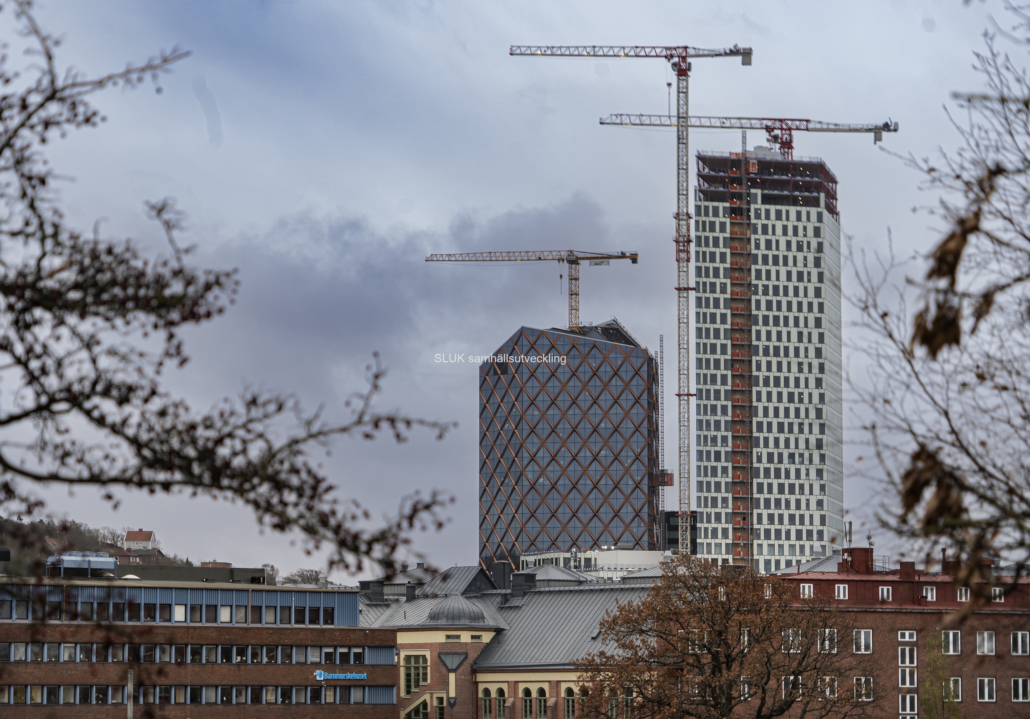 Från Skansen Lejonet kan man se hur Kineum och Nordens högsta kontorshus, Citygate byggs upp mot höjden. Det ska bli 36 våningar, så det är många som saknas ännu.