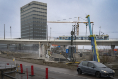 Bild 10 och 11 från den 20 februari, visar att man bilar betongfundamenten. Tåg och bussar passerar på Hisingsbron.