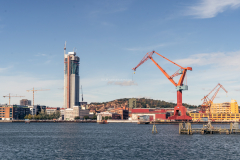 Från kajen ser man mot Lindholmen med dess kranar och Karlatornet, som ännu inte har alla våningarna byggda.