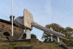 På Skansen Lejonet står kanonerna med sina beklädnader.