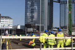 En återblick till den 26 mars 2020. Här  armerar för gjutning. Det här har senare blivit en bro för bilister och trafiken har omfördelats.