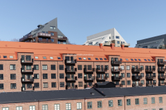 Från parkeringshuset ser man mot bostadsområdet.