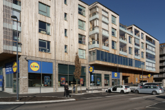 I Mölnlycke centrum är sedan länge bontop, seniorboende färdigbyggt och folk har flyttat in. Lidl har en stor butikpå bottenplan.