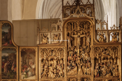 Den här snidade tavlan är inte altartavlan från 1516, som tillverkades  i Antwerpen. Den är belägen längre bak i kyrkan.
