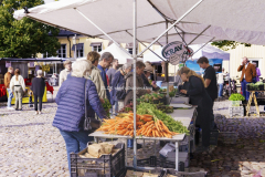 På Stora torget pågår höstmarknad, men det är inte många som handlar.