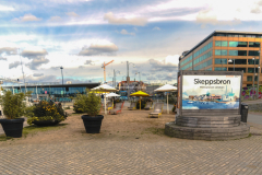På Skeppsbron är utemöblerna forfarande kvar.