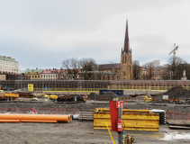 Här syns att marken är täckt mot Allégatan. Hagakyrkan tronar i bakgrunden.