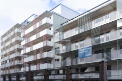På andra sidan vägen på Arenatorget, finns inflyttningsfärdiga hyreslägenheter.