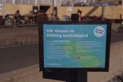 En beskrivning av konstverket som en testträdgård.