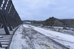 Vägarbeten syns under snön.