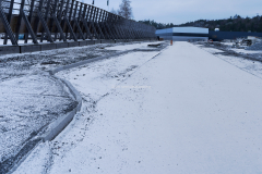 Vägarbeten syns under snön.