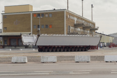 Här transporteras ett sidospann till en avställningsplats i Frihanmnen