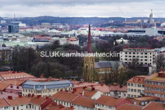 Hagakyrkan är mitt i bilden, strax intill där Haga station byggs.