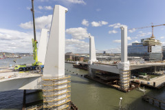 Bakom pylonerna ligger lyftbron, som snart kommer att monteras.