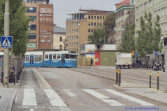 Nu kommer vi mot Stenpiren och bakom planket pågår arbeten med Västlänken