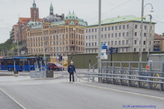 Här syns ett plank och bakom pågår arbeten med Västlänken
