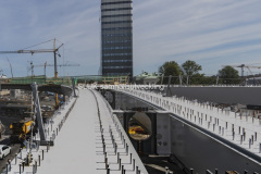 En närbild på bultar och konstruktion på den blivande bron och Regionens hus är i bakgrunden.