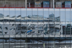 Det här är en spegelbild på den nya fastigheten, Kromet, som Vasakronan bygger bredvid den nya Hisingsbron. Fastigheten håller på att få en glasfasad. Speglingen visar delar av bron och Läppstiftet.