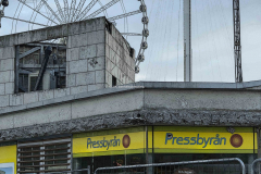 Pressbyrån har flyttat in i den nya fastigheten och den gamla byggnaden rivs nu. En av urtavlorna är redan borta. I bakgrunden syns attraktioner på Liseberg.