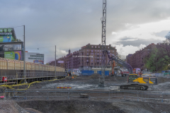 Bakom vänthallen kan man följa pågående armen med Västlänken.