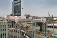 Alla delar på bron är ännu inte ihopsatta den 1 april. En vy mot Regionens Hus.
