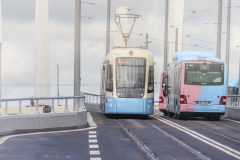 Här kör spårvagn linje 6 nerför bron mot Nordstan och buss X1 mot Torslanda kör uppför bron.